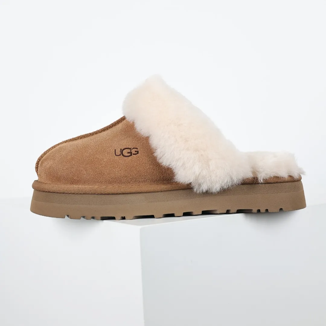Pick up locally 💰520 The core recommendation is good price UGG Coquette lazy slippers thick sole Xiaohongshu hot model Henan Longfeng leather production Sheepskin integrated top quality in the market 2-3 cm cashmere insole to keep warm in winter and suitable for home use UUG has launched a style series in the new year, which is partially skewed towards the preferences of young consumers and has also moved to the forefront of fashion trends. Shoe body material Water-repellent coated suede upper 17mm UGGPURE™ implanted wool insole Lightweight non-slip comfortable rubber outsole With brand LOGO Trademark Comes with full packaging Size: 35 36 37 38 39 40